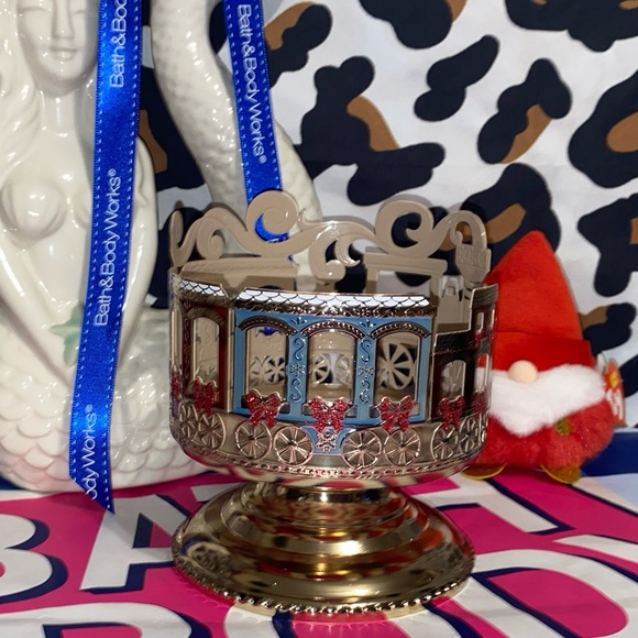 BATH AND BODY WORKS HOLIDAY TRAIN SLEEVE 3-WICK CANDLE HOLDER - Picture 3 of 9